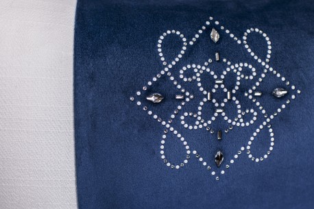 Sebastian Suite nos enseña su concepto de lujo con este cojín con cristales de Swarovski